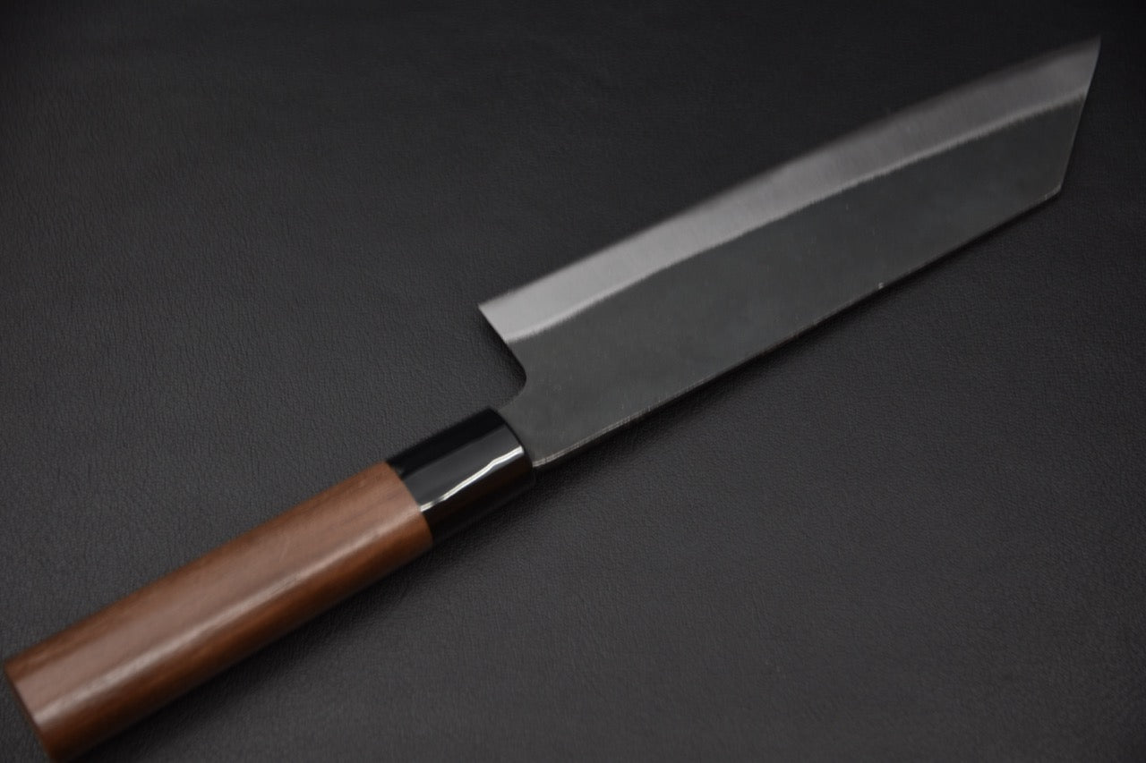 Couteau japonais bunka 190mm Hitohira Hizen vu de l’arrière, lame kurouchi et profil k-tip.