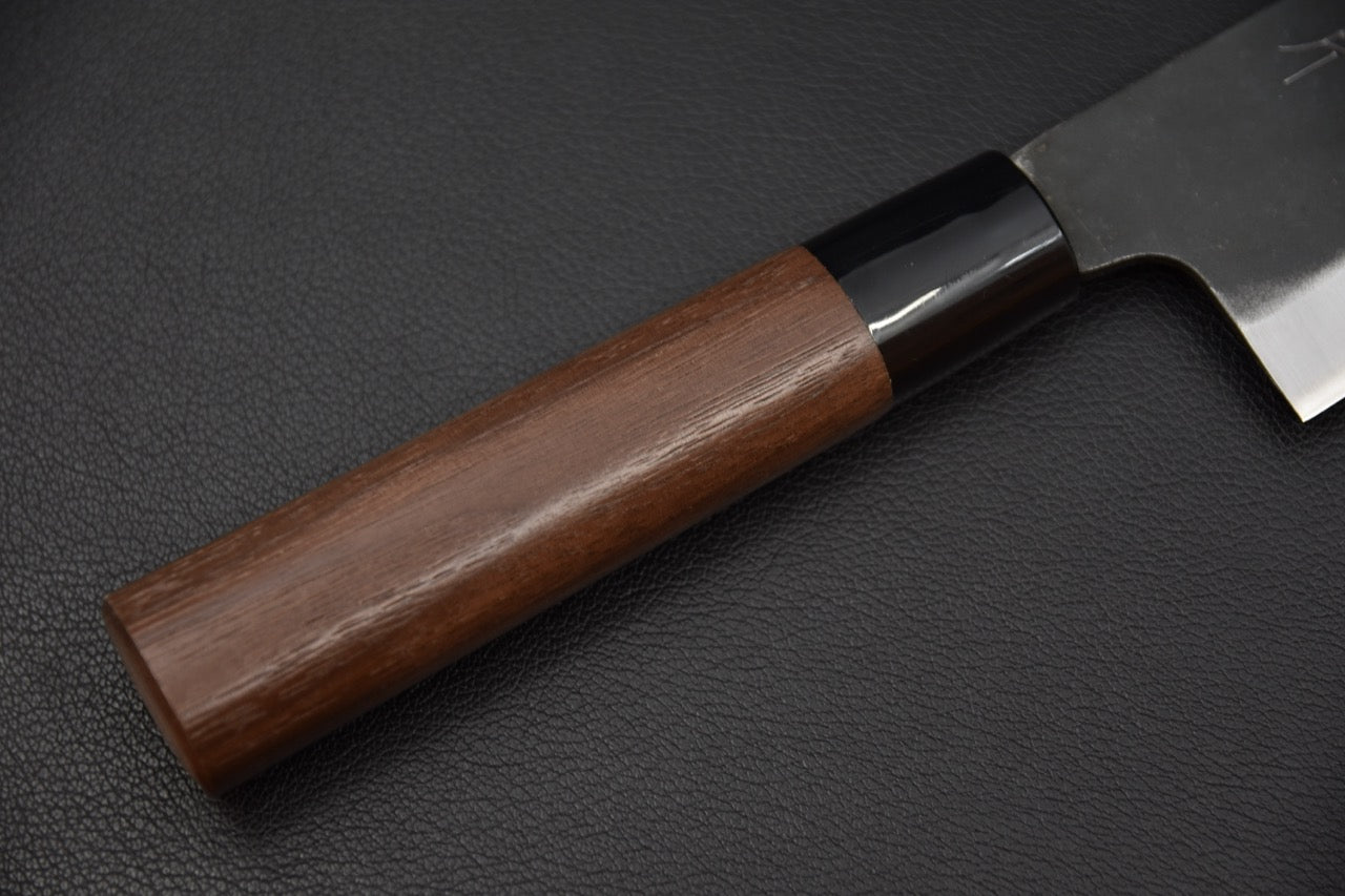 Manche en noyer d’un couteau japonais bunka Hitohira Hizen, virole sombre.