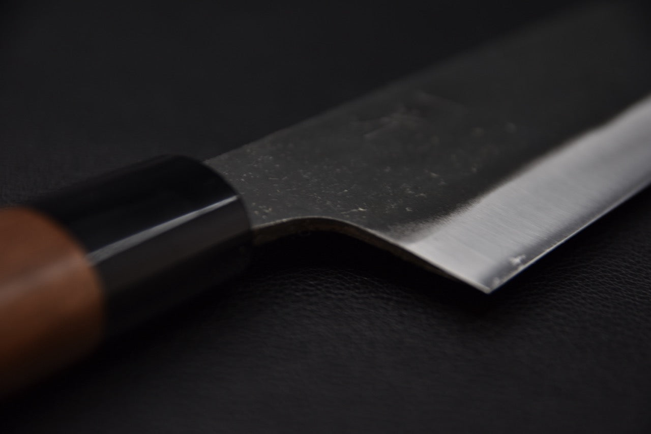 Détail du ricasso et de la transition manche-lame d’un couteau japonais bunka Shirogami #2.