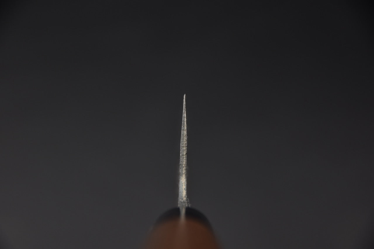 Vue du tranchant et de l’épaisseur de la lame d’un couteau japonais bunka Hitohira Hizen.