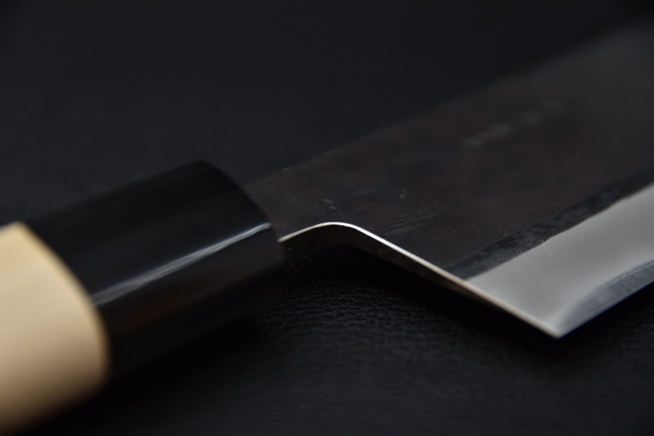 Gravure sur la lame kurouchi d’un couteau japonais bunka Hitohira Hizen 190mm.