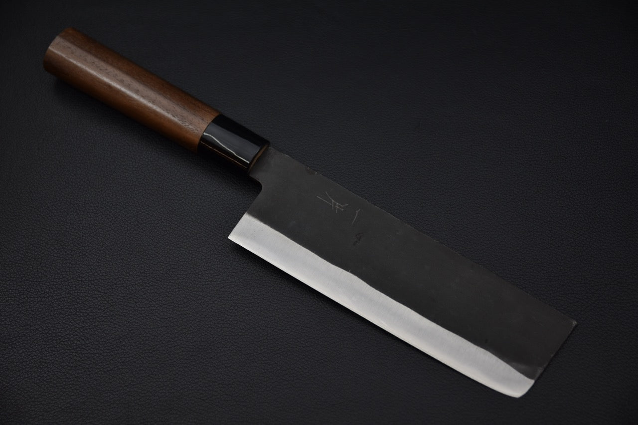 Couteau japonais Nakiri 165mm Hitohira Hizen Kurouchi Shirogami #2, vue complète sur fond noir — Stay Sharp Montréal.