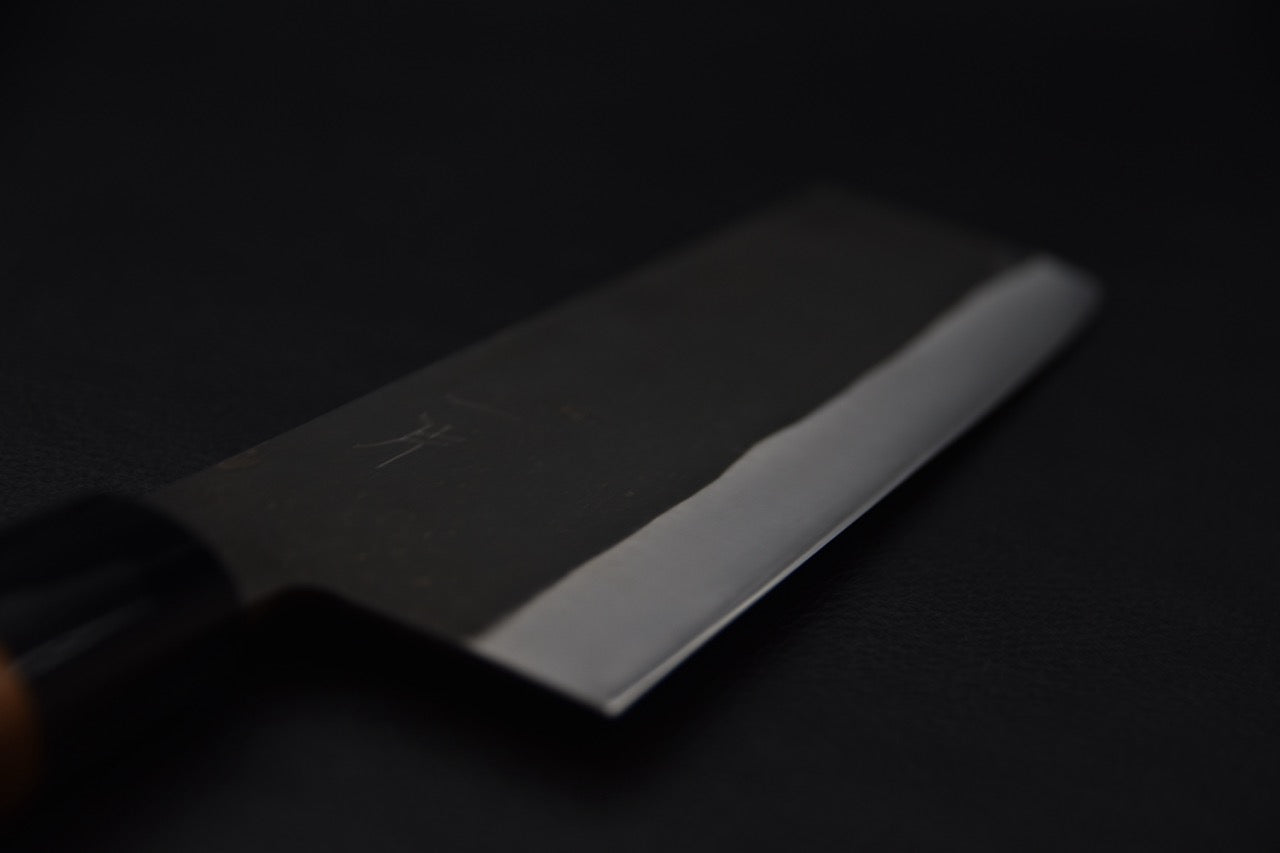 Détail de la lame kurouchi du couteau japonais Nakiri Hitohira Hizen Shirogami #2 — Stay Sharp Montréal.