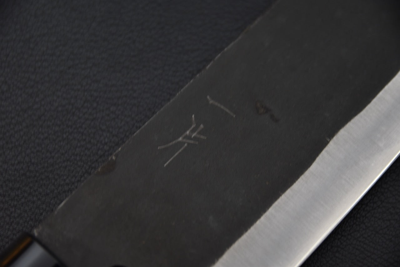 Gravure sur la lame du couteau japonais Hitohira Hizen Kurouchi Shirogami #2 — Stay Sharp Montréal.