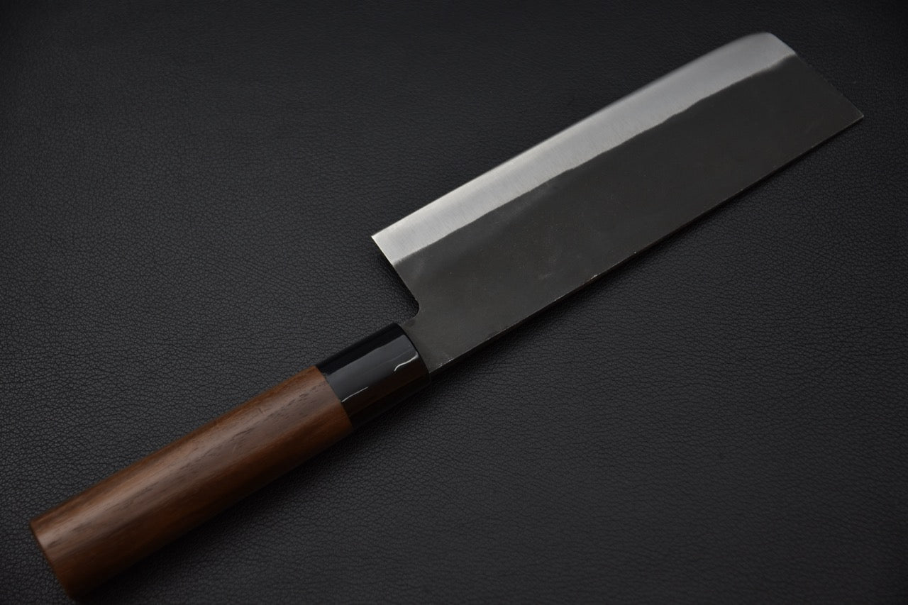 Couteau japonais Nakiri Hitohira Hizen Kurouchi Shirogami #2 vu de l’autre côté de la lame — Stay Sharp Montréal.