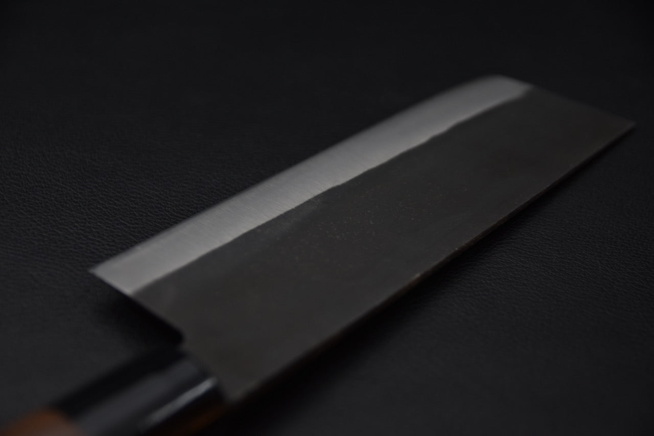 Finition kurouchi et ligne de trempe du couteau japonais Nakiri Hitohira Hizen Shirogami #2 — Stay Sharp Montréal.