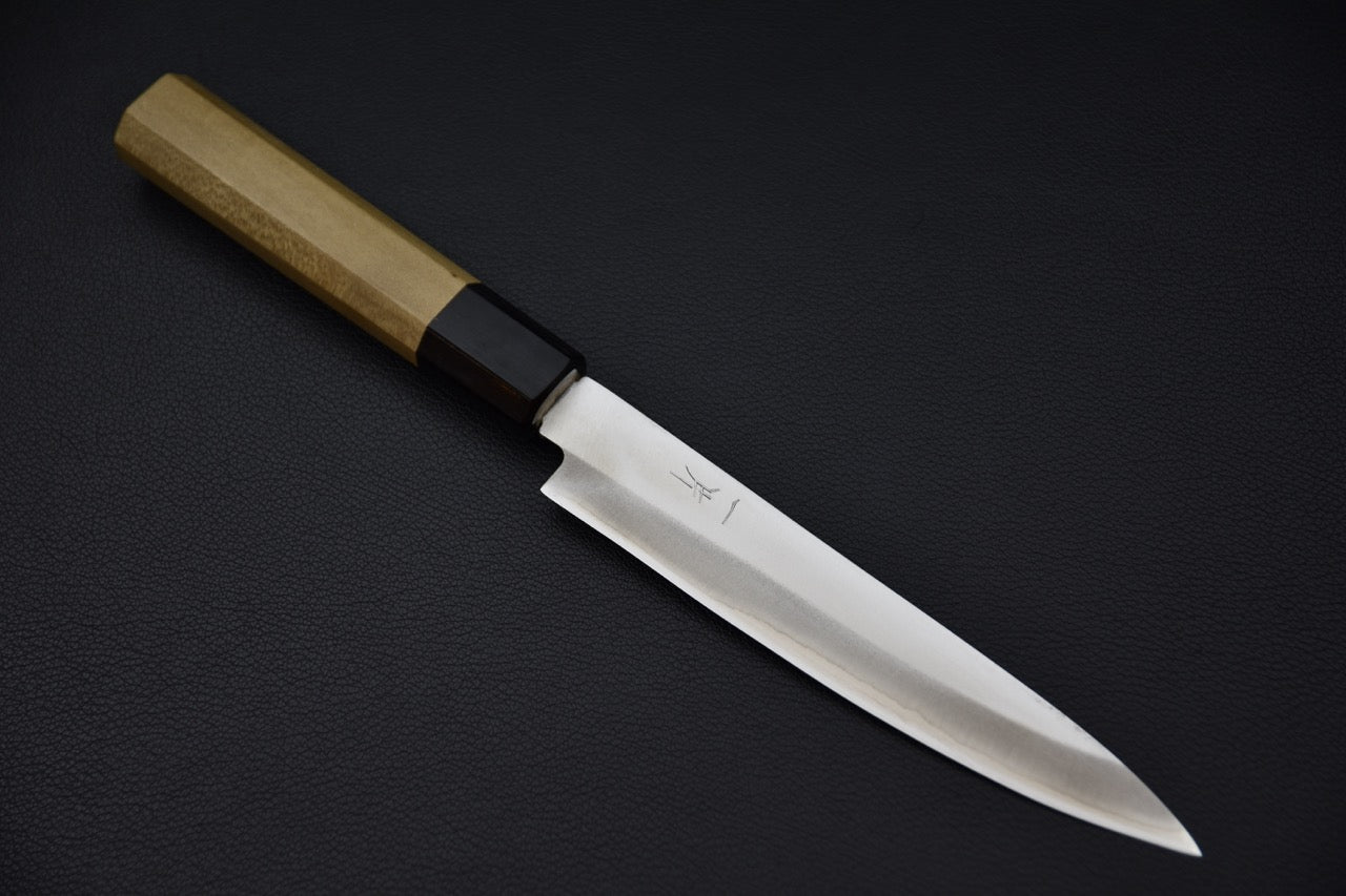 Couteau japonais Petty 150mm Hitohira Hizen Migaki Aogami #1, vue complète sur fond noir.