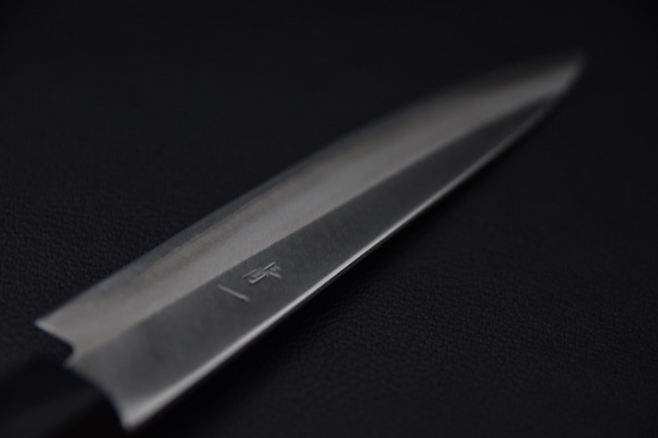 Détail de la lame du couteau japonais Hitohira Hizen Migaki Aogami #1 montrant la ligne de trempe.