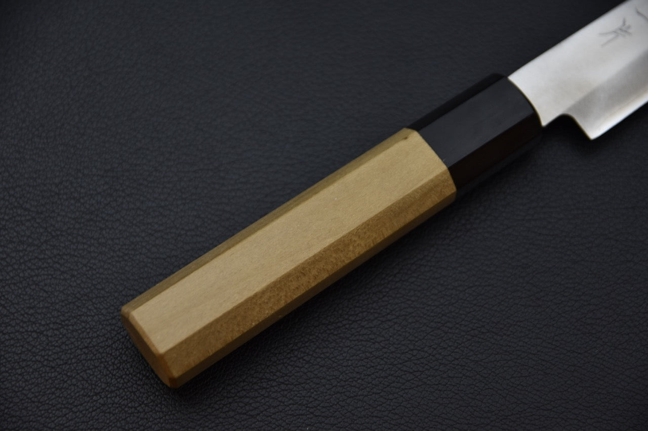 Manche en bois de magnolia et virole en corne du couteau japonais Hitohira Hizen Petty.