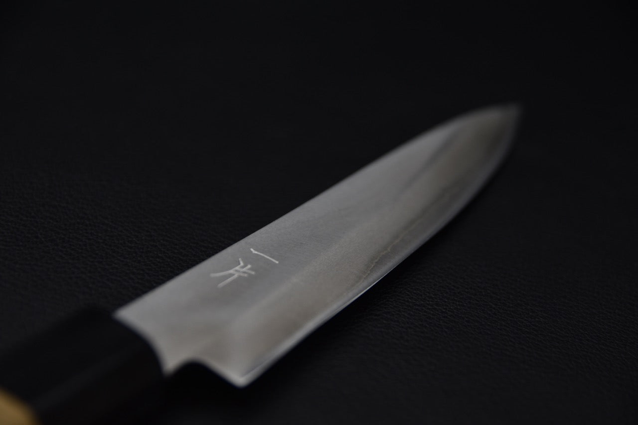 Couteau japonais Petty Hitohira Hizen Migaki, détail du polissage satiné sur la lame Aogami #1.