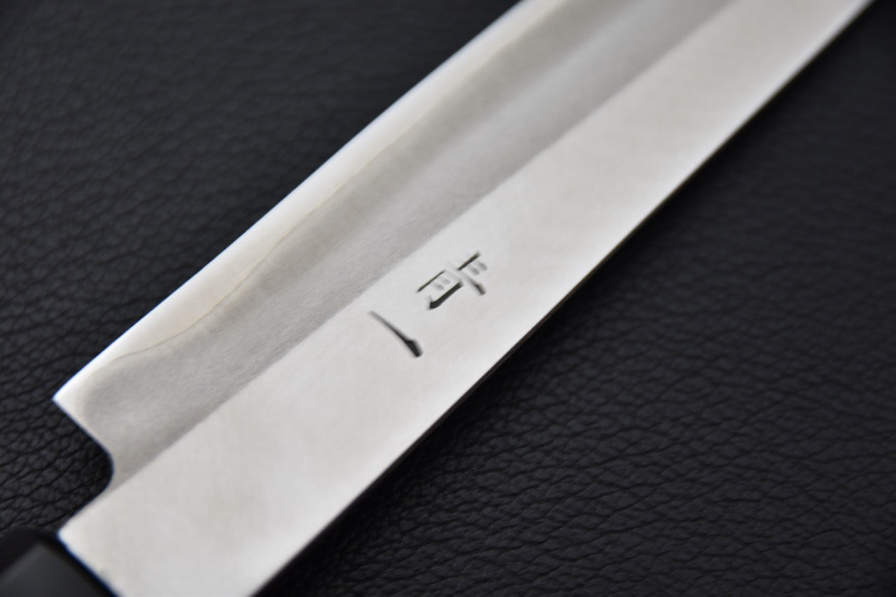 Gravure sur la lame du couteau japonais Hitohira Hizen Migaki Aogami #1, acier sanmai inoxydable.