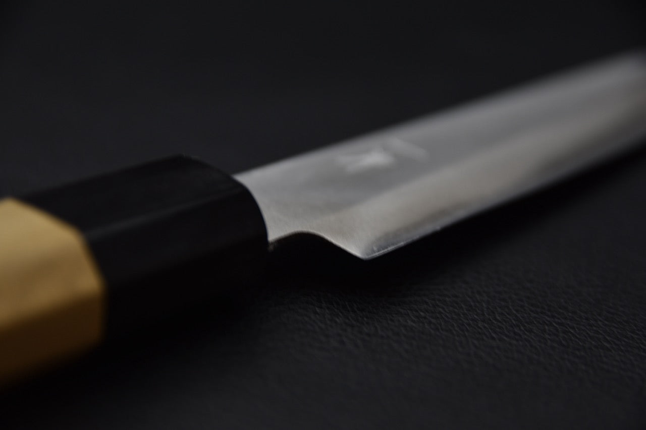 Transition entre la lame et la virole du couteau japonais Hitohira Hizen Migaki Petty 150mm.