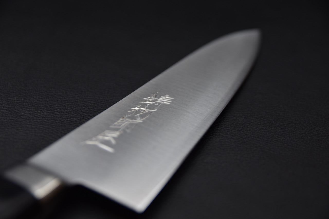 couteau japonais vue de près du talon de lame, gravure kanji et tranchant net