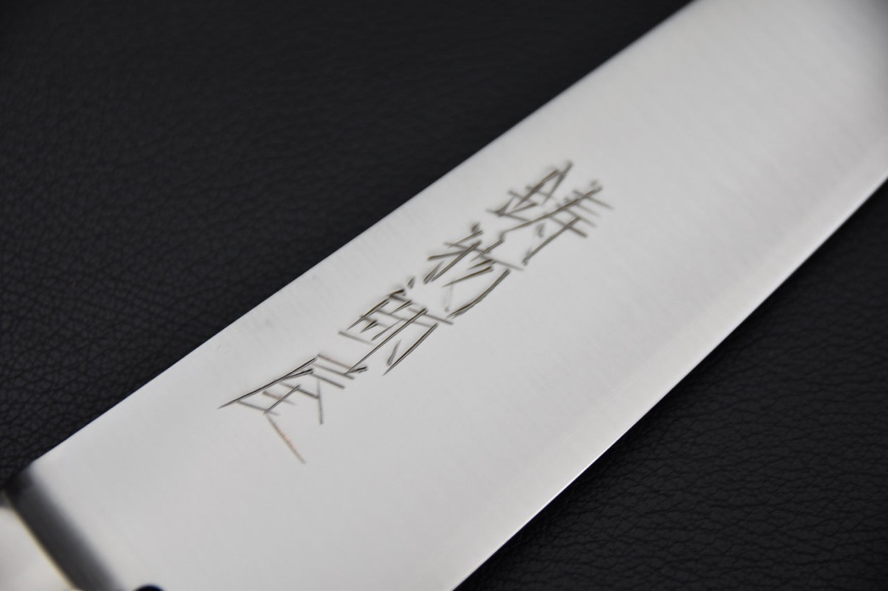 couteau japonais gros plan sur gravure, biseau fin et acéré sur la lame gyuto