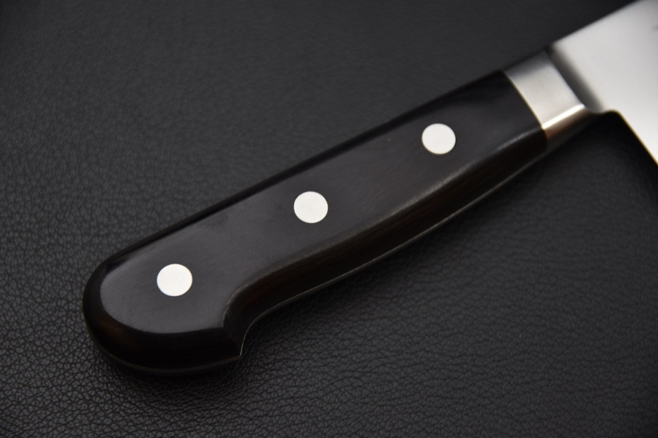 couteau japonais vue sur le profil, lame fine depuis la pointe vers le dos, équilibre précis