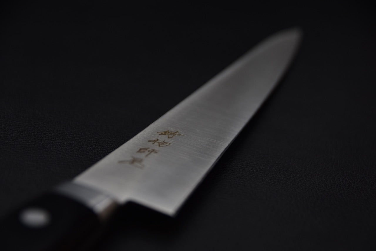 couteau japonais détail de la gravure sur la lame acier inox