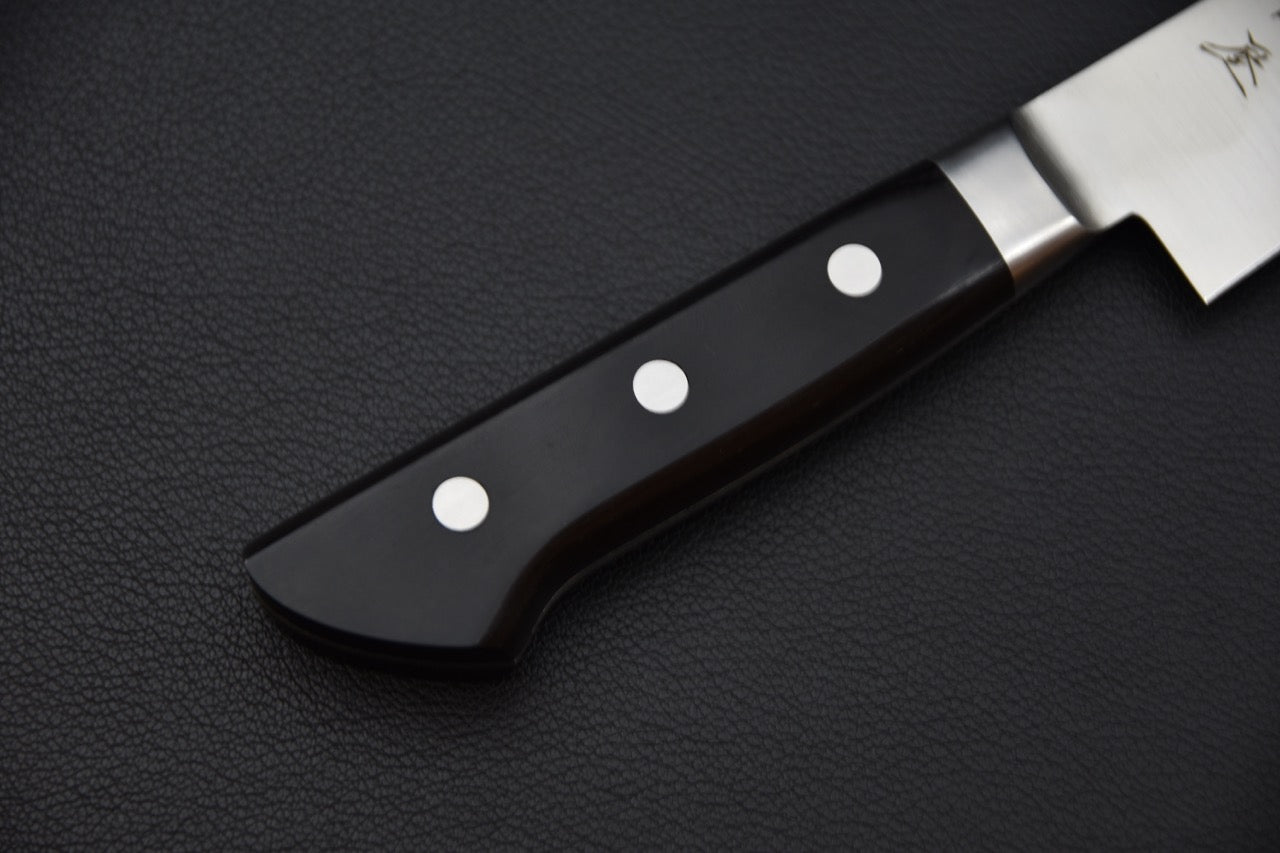 couteau japonais profil affûté prêt à glisser dans les boissons