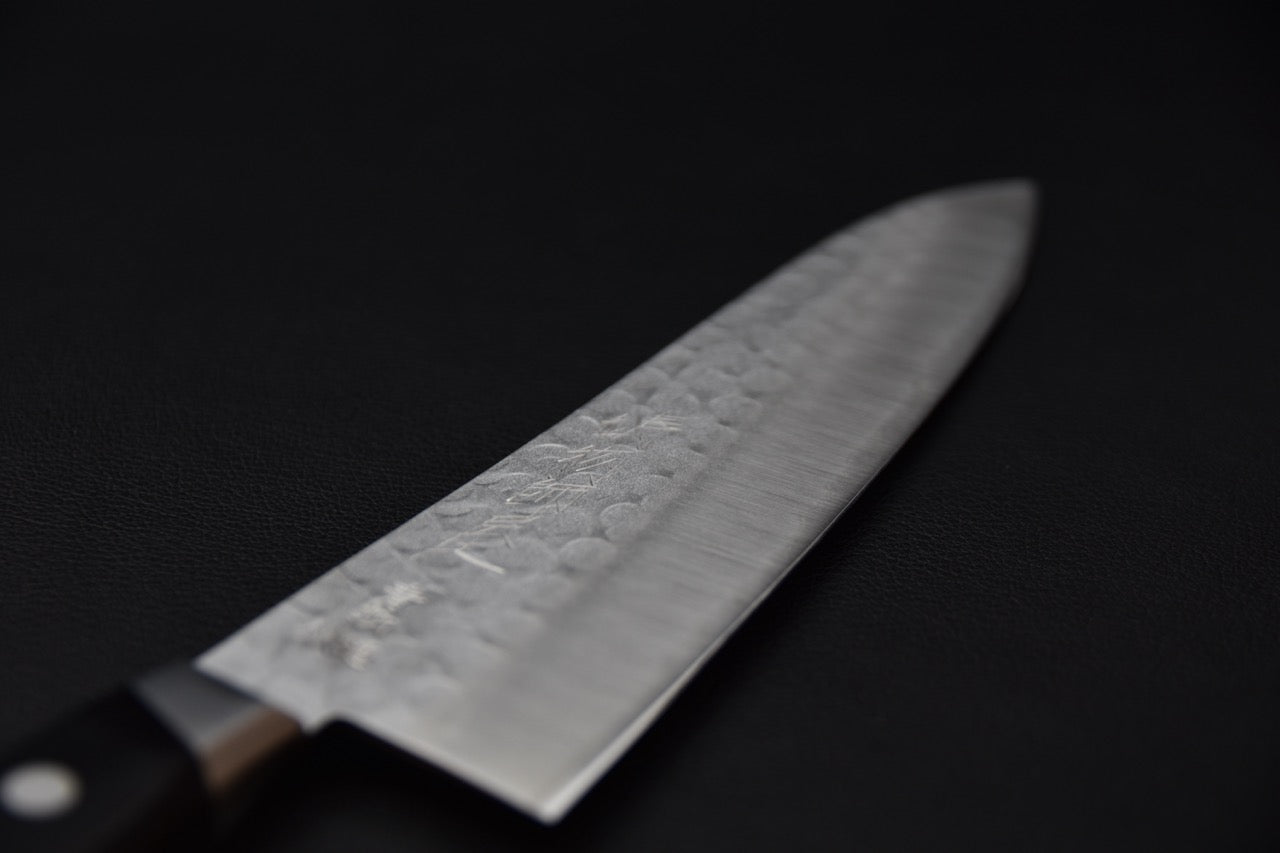 Détail de la lame du couteau japonais avec finition nashiji tsuchime.