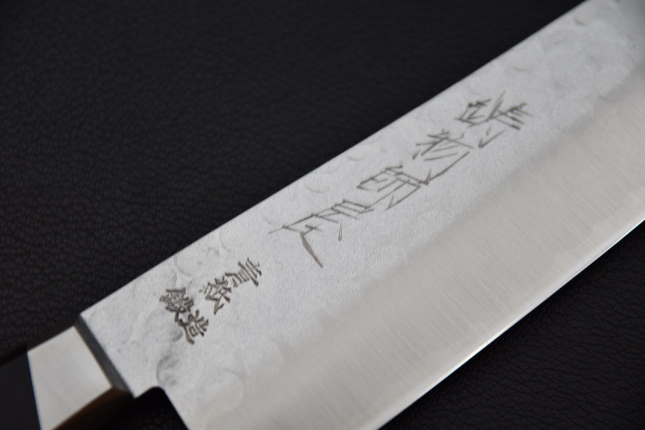 Marquages gravés sur la lame du couteau japonais Hitohira Imojiya Kuma.