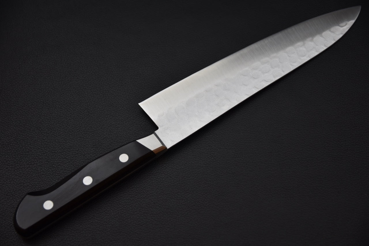 Vue complète de la lame du couteau japonais gyuto 200mm en Aogami #2.