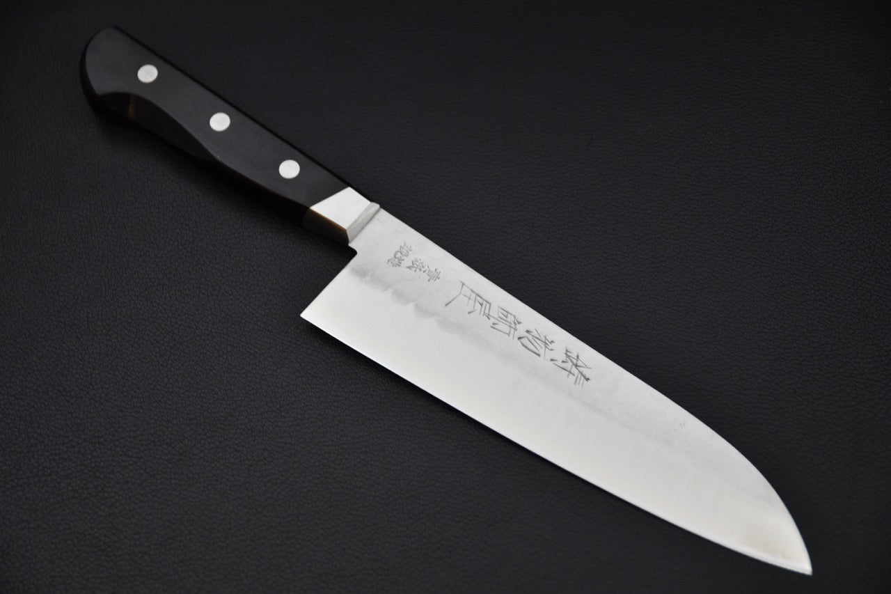 Couteau japonais Santoku 180mm Hitohira Imojiya Kuma en acier Aogami #2, vue complète sur fond noir.