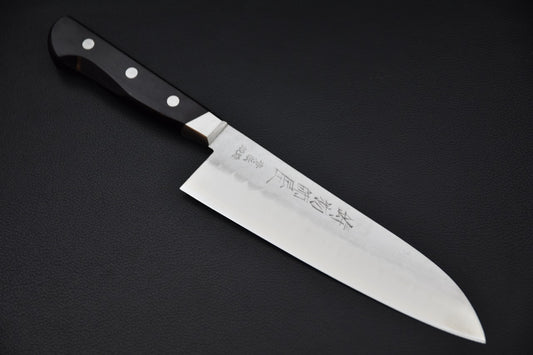 Couteau japonais Santoku 180mm Hitohira Imojiya Kuma en acier Aogami #2, vue complète sur fond noir.
