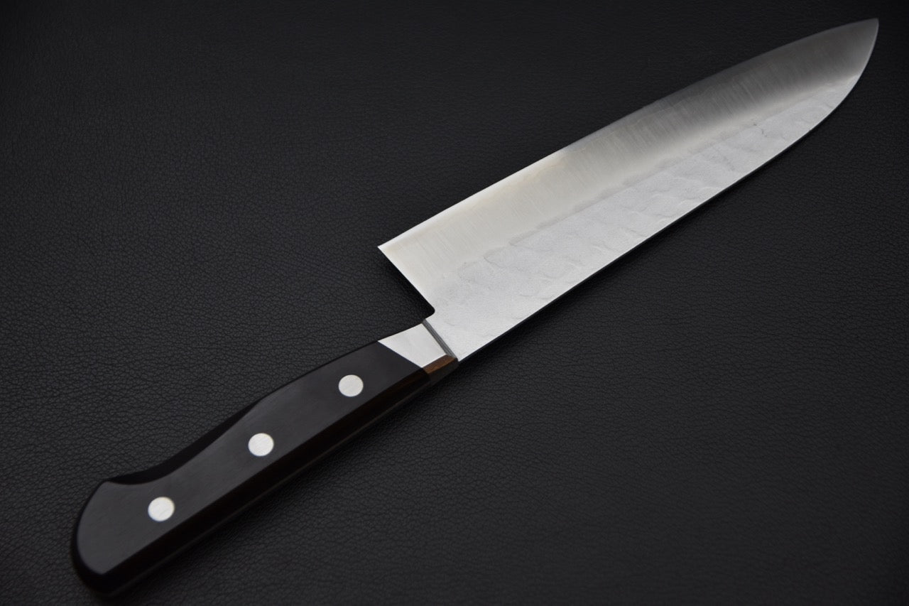 Vue complète du couteau japonais Santoku 180mm Hitohira Imojiya Kuma, manche pakka noir à trois rivets.
