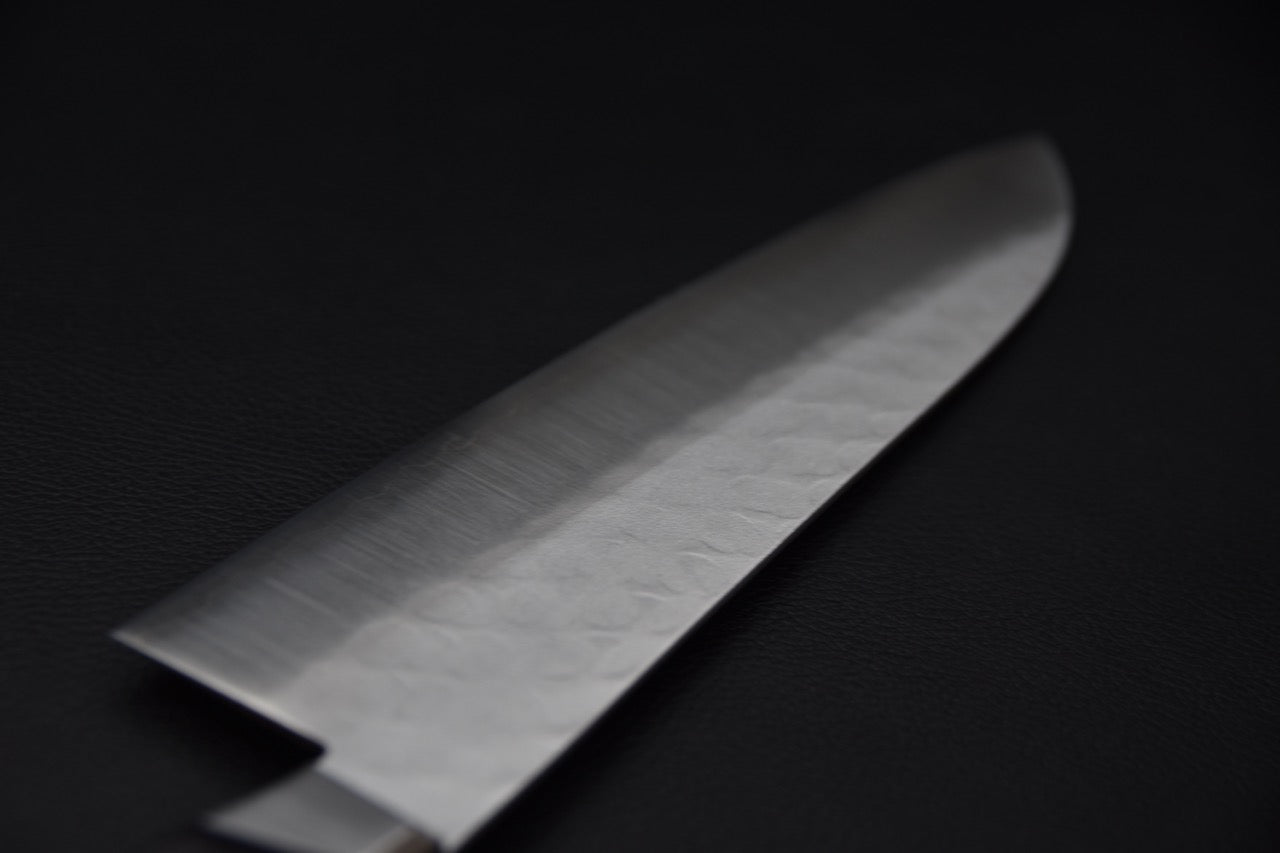 Texture Nashiji visible sur la lame du couteau japonais Hitohira Imojiya Kuma Santoku.