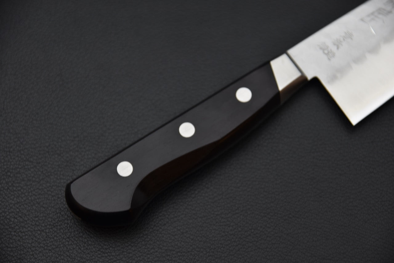 Manche en bois de pakka noir à trois rivets du couteau japonais Hitohira Imojiya Kuma Santoku.