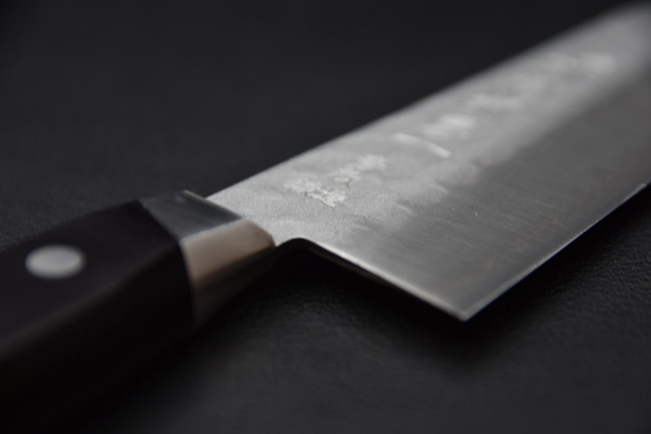 Base de la lame et mitre du couteau japonais Hitohira Imojiya Kuma Santoku.