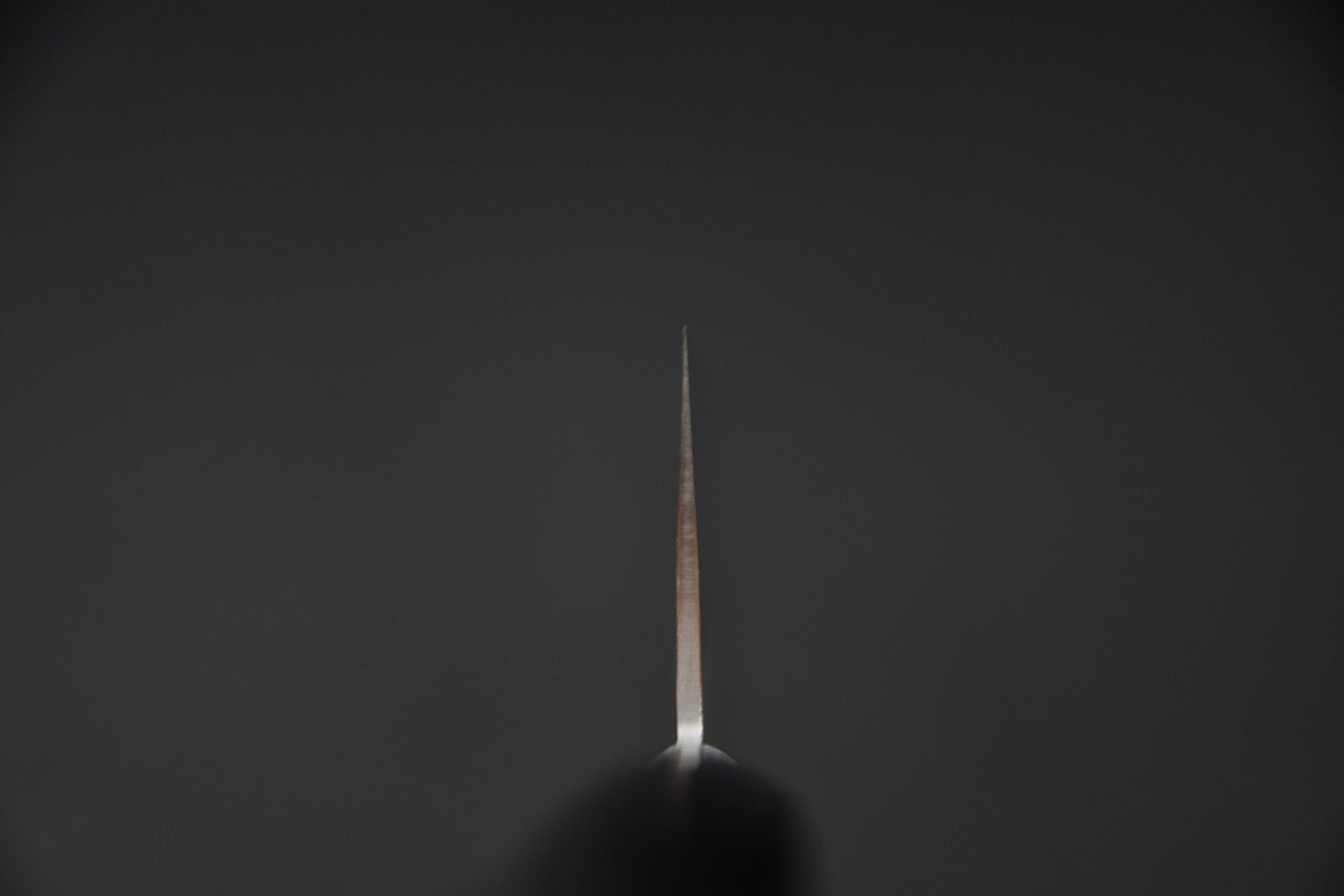 Épaisseur et profil de la lame du couteau japonais Hitohira Imojiya Kuma Santoku vus du dessus.