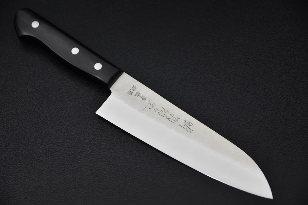 Vue complète du Hitohira Imojiya Kuma Blue #2 Nashiji Tsuchime Santoku 170 mm, manche pakka.