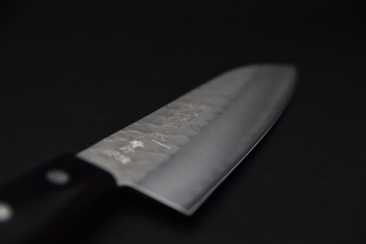 Détail du motif Tsuchime et de la texture Nashiji sur la lame Blue #2.