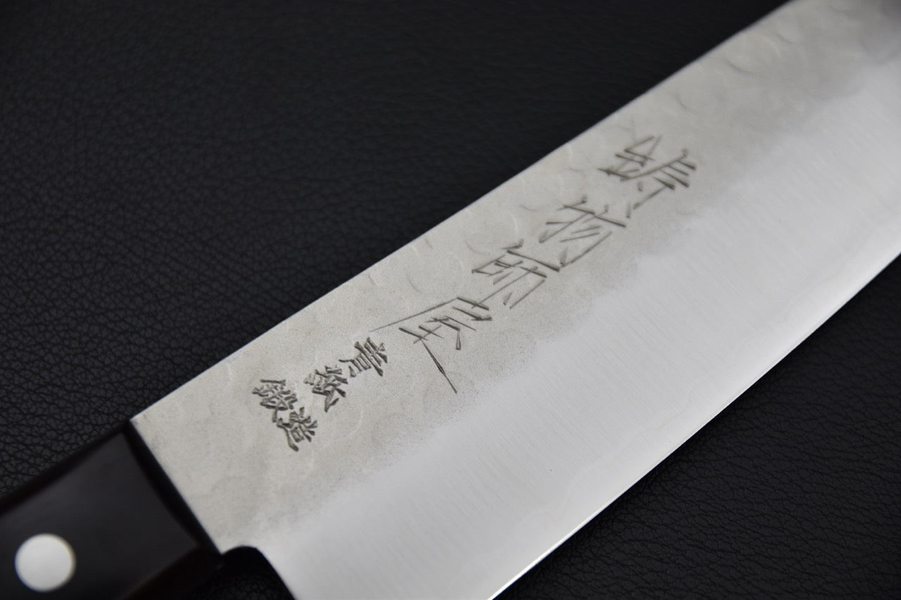 Gros plan du manche pakka wood sans mitre du Santoku Imojiya Kuma.