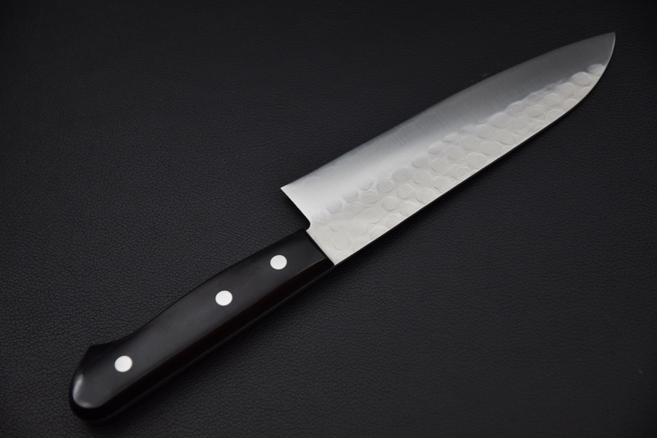 Profil de la lame Santoku 170 mm illustrant la courbe de coupe et la finition artisanale.