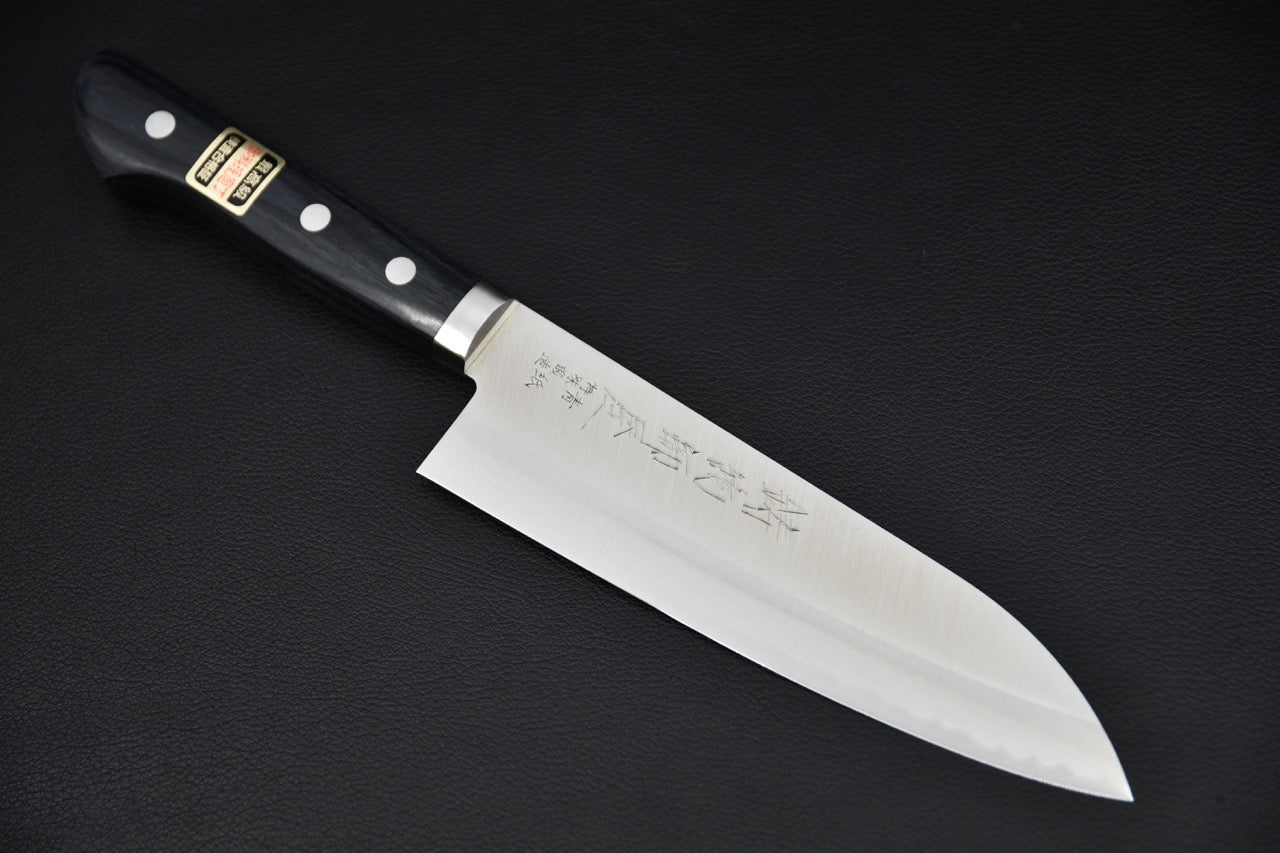 Couteau japonais Santoku 165mm Hitohira Imojiya MZ Aogami #2, vue complète sur fond noir — Stay Sharp Montréal.