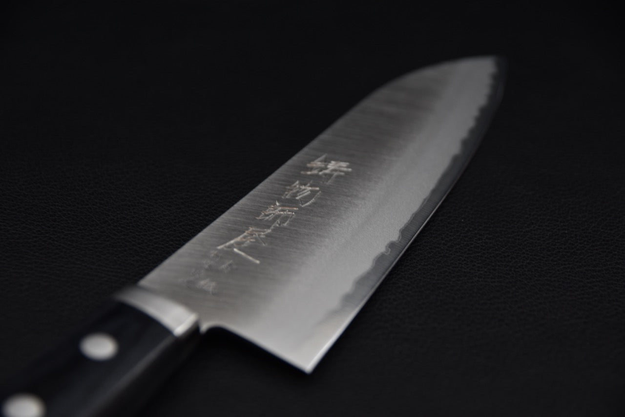 Détail de la lame du couteau japonais Santoku 165mm montrant la finition et les kanji gravés — Stay Sharp Montréal.