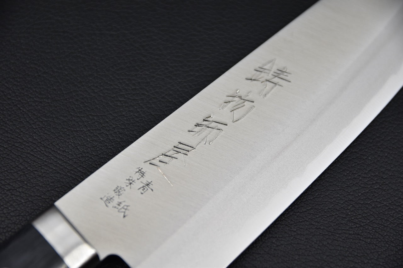 Gros plan sur l’inscription gravée du couteau japonais Santoku Aogami #2 — Stay Sharp Montréal.