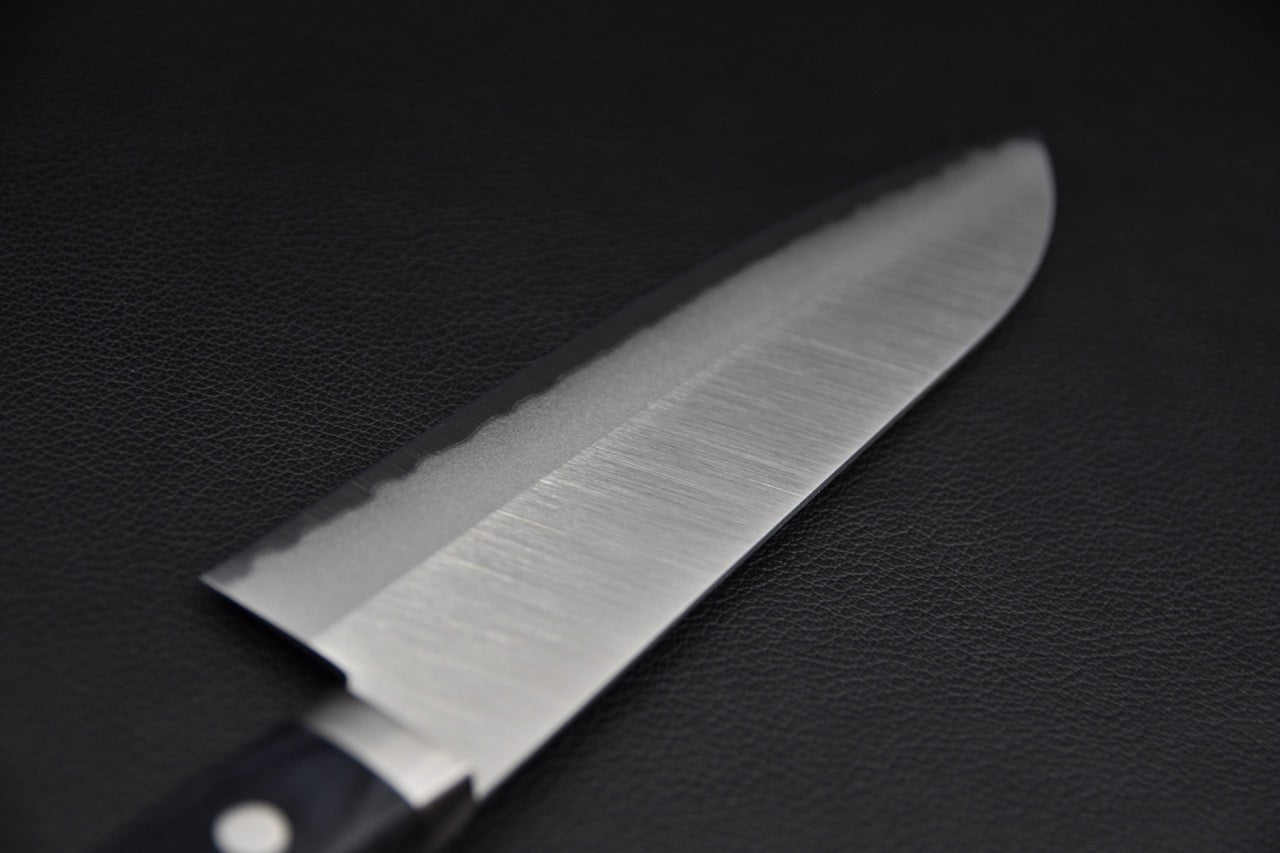 Vue du biseau et de la pointe du couteau japonais Santoku 165mm — Stay Sharp Montréal.
