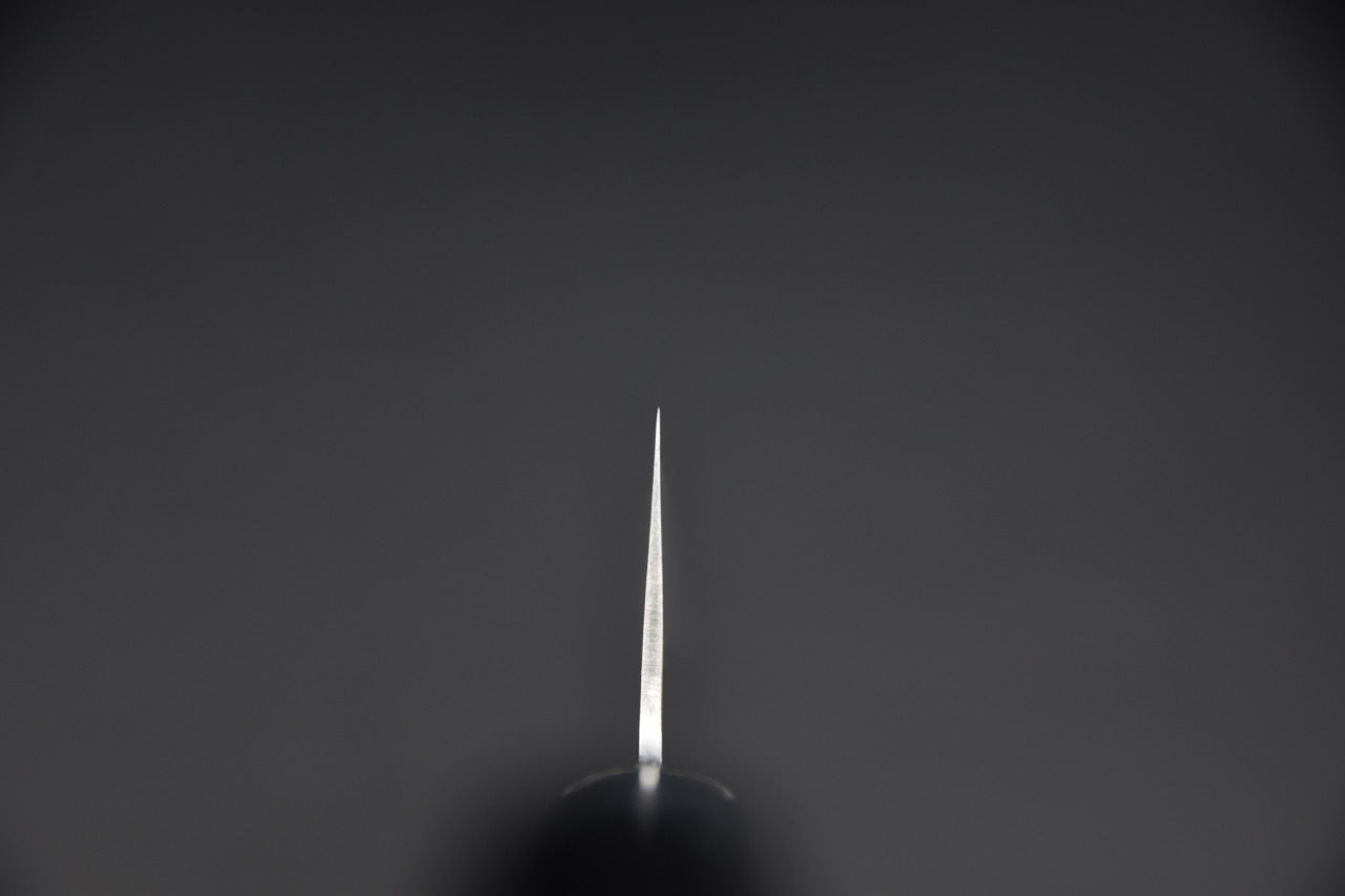 Vue frontale de l’épaisseur de la lame du couteau japonais Santoku 165mm — Stay Sharp Montréal.