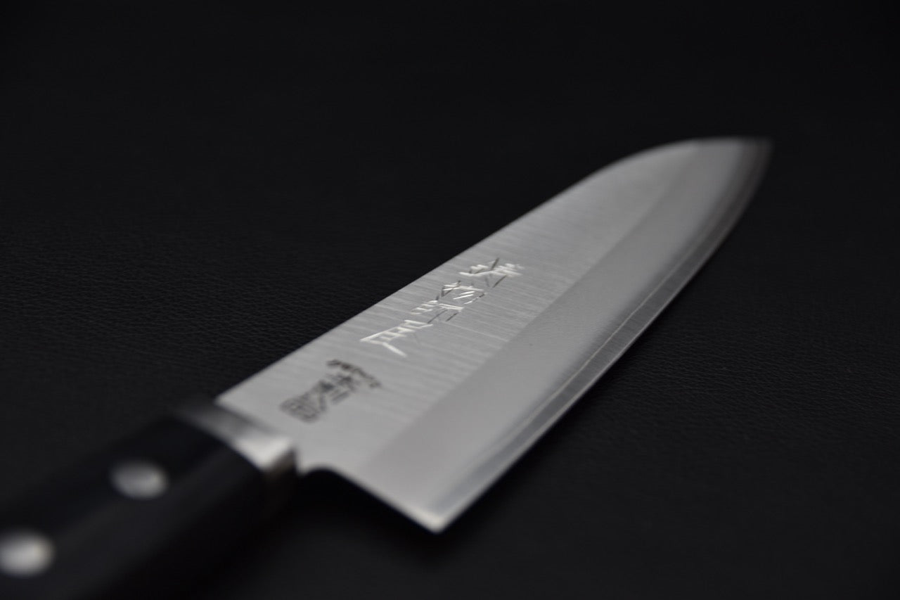 "Détail de la lame satinée du couteau japonais Hitohira Imojiya MZ Chromax montrant les kanji gravés — Stay Sharp Montréal."