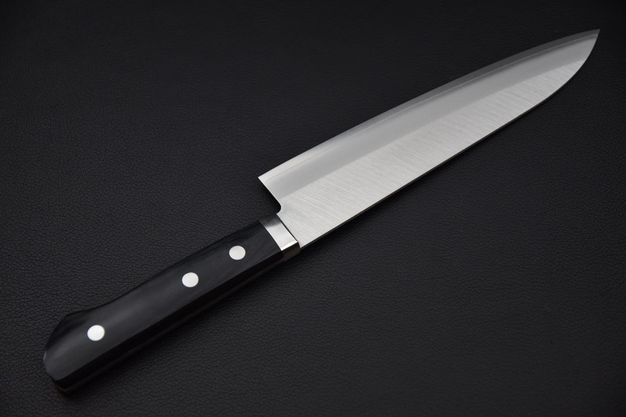 "Profil du couteau japonais Gyuto 180mm Hitohira Imojiya MZ montrant la finition satinée et le tranchant fin — Stay Sharp Montréal."