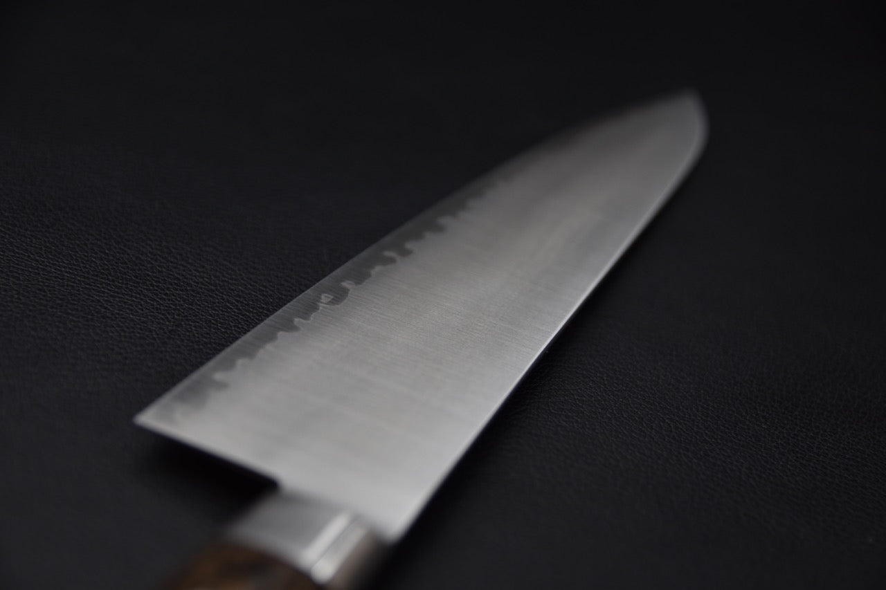 Couteau japonais manche pakka brun avec rivets visibles pour bonne prise