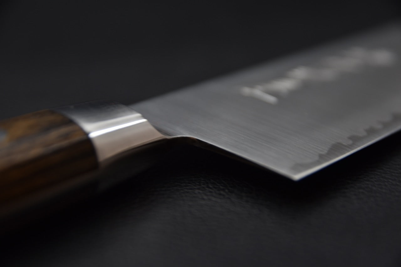 Couteau japonais lame vue de profil révélant lame fine et talon équilibré