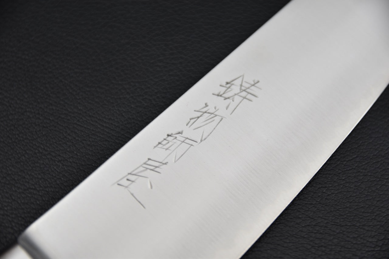 Détail rapproché de la lame SG2 du couteau japonais Santoku.
