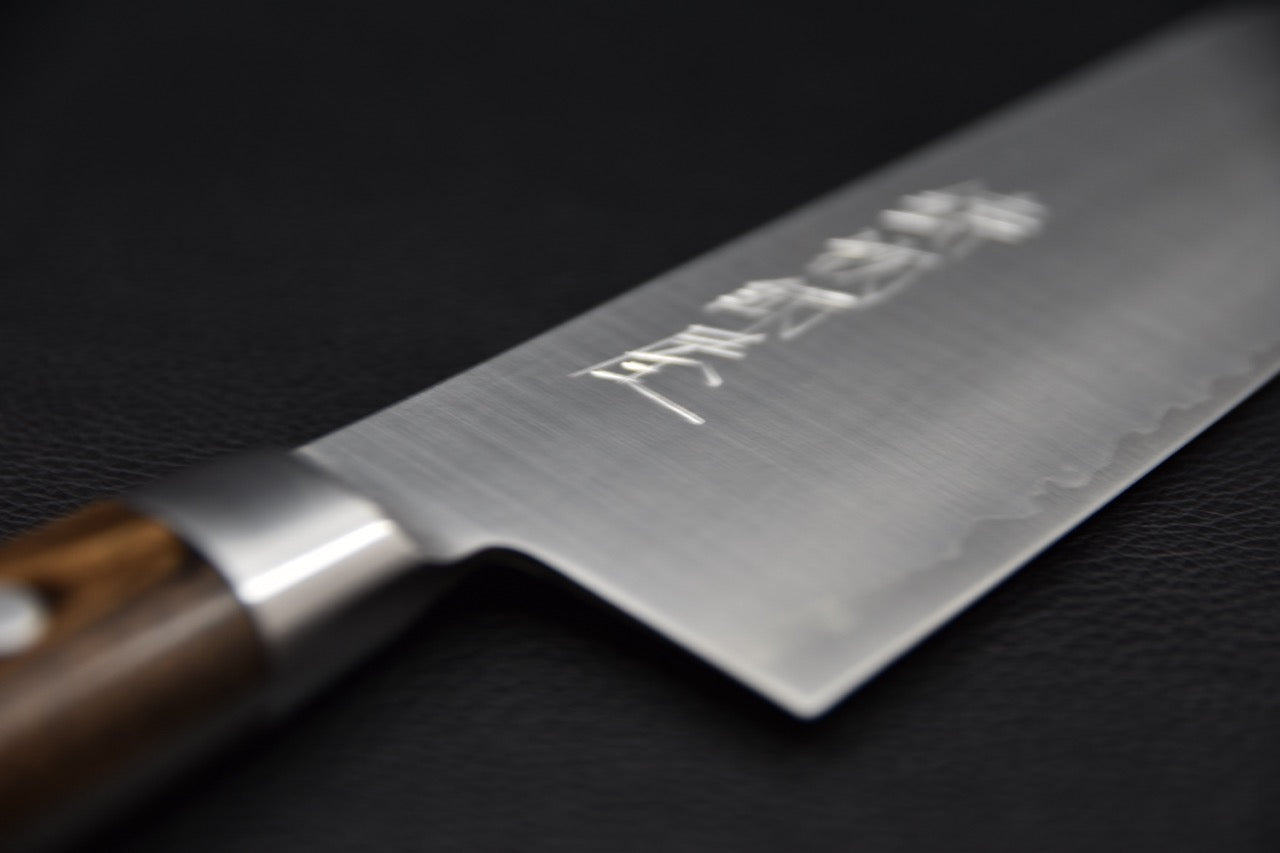 Couteau japonais Santoku Hitohira Imojiya ST 180mm — détail du tranchant et de la construction san-mai.