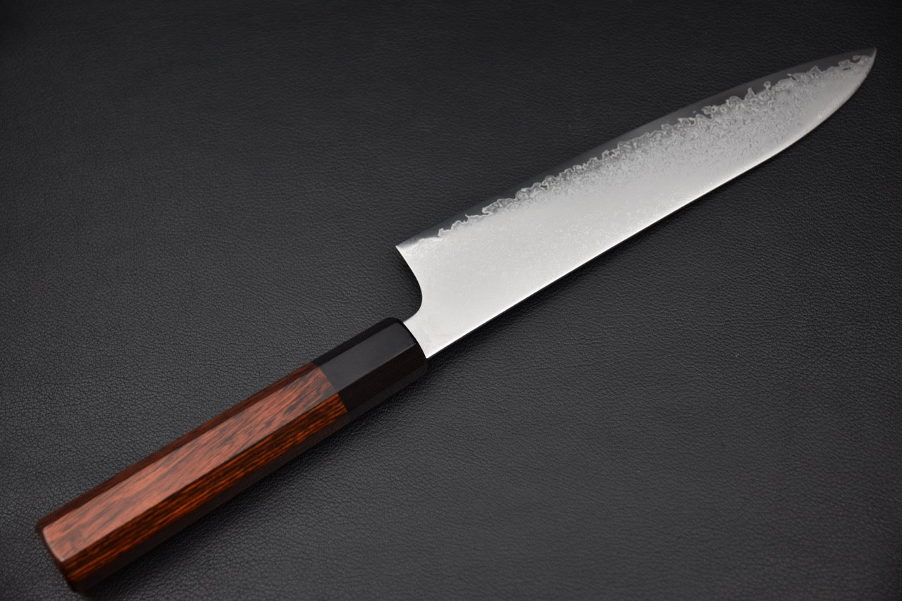 Vue latérale de la lame damassée du couteau japonais gyuto 210 mm.