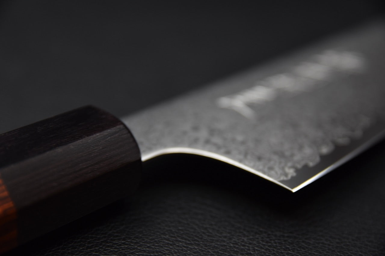 Profil du tranchant fin du couteau japonais gyuto, vue de face.