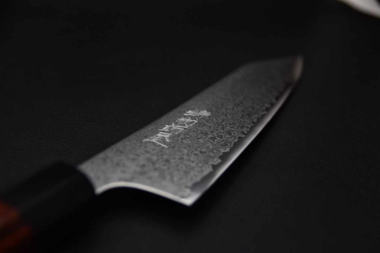 Détail du motif damassé sur la lame du couteau japonais Hitohira Imojiya TH Damascus Kiritsuke Gyuto 210mm.