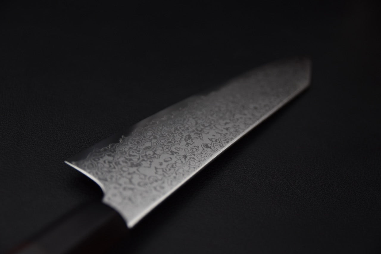 Texture du damas sur la lame du couteau japonais Kiritsuke Gyuto Hitohira Imojiya TH Damascus.